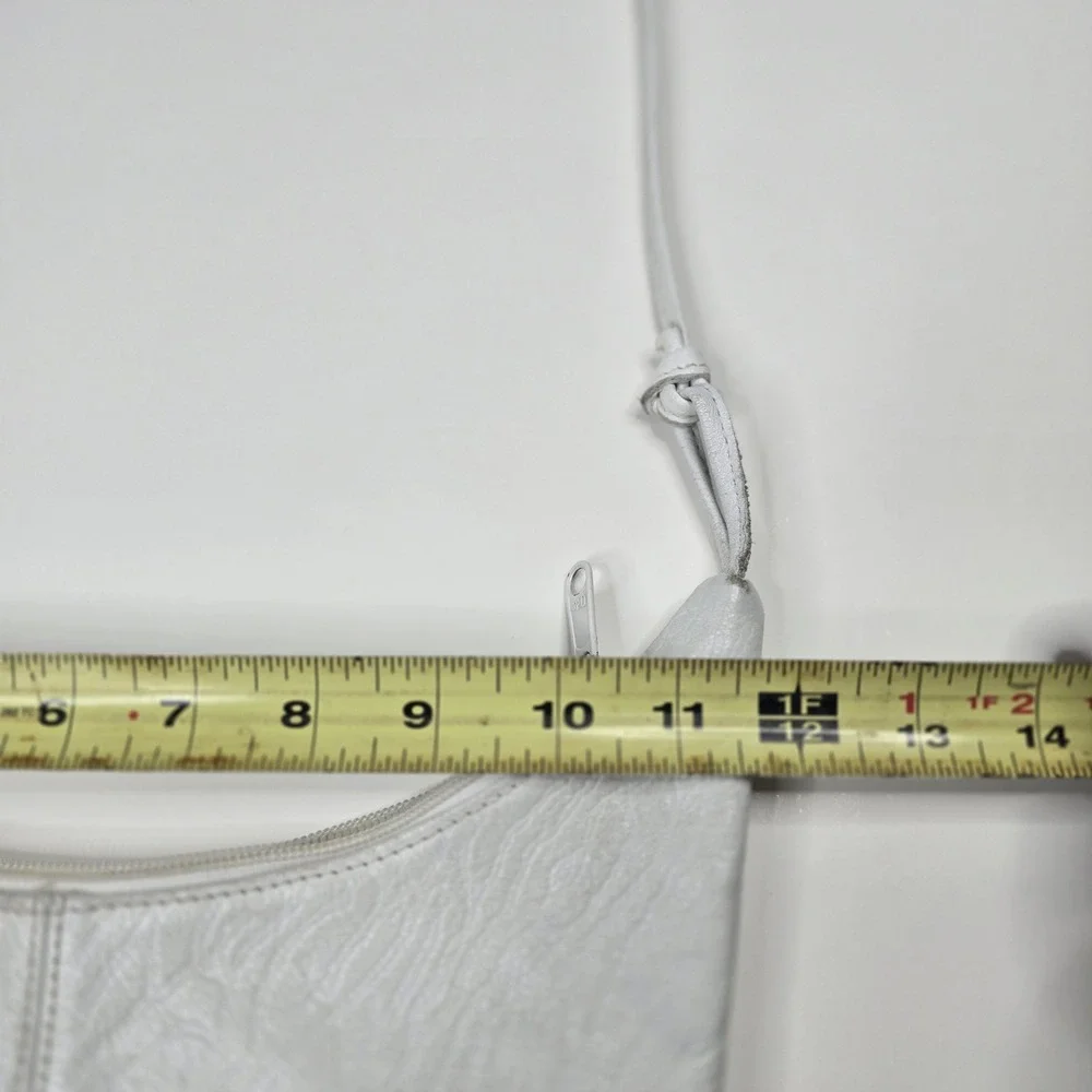 Vtg White Leather Crescent Shoulder Bag Hong Kong Women's Small‎ Pebble Leather